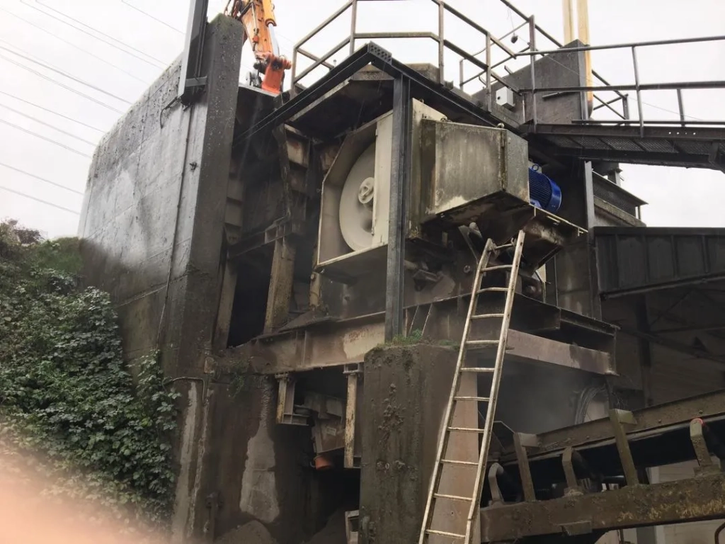 Poste primaire à mâchoire